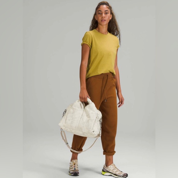 Lululemon Gathered Handle Gym Bag Vol 14 L in Aquila White Opal Multi - Picture 14 of 15